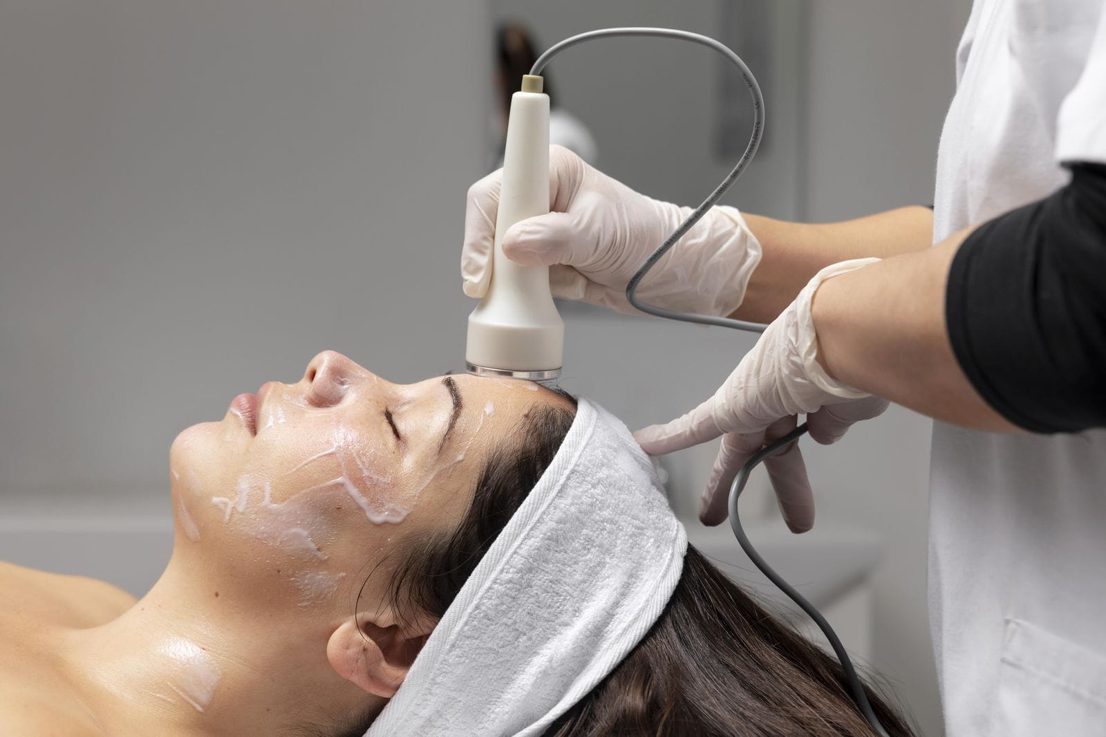 Sesion de limpieza facial profunda con tecnologia en Estudio BlackSheep Las Condes